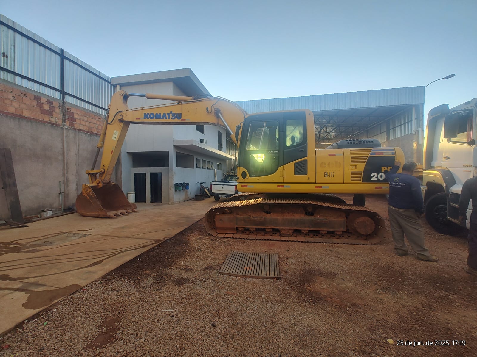 Escavadeira Komatsu da frota DK Fundações