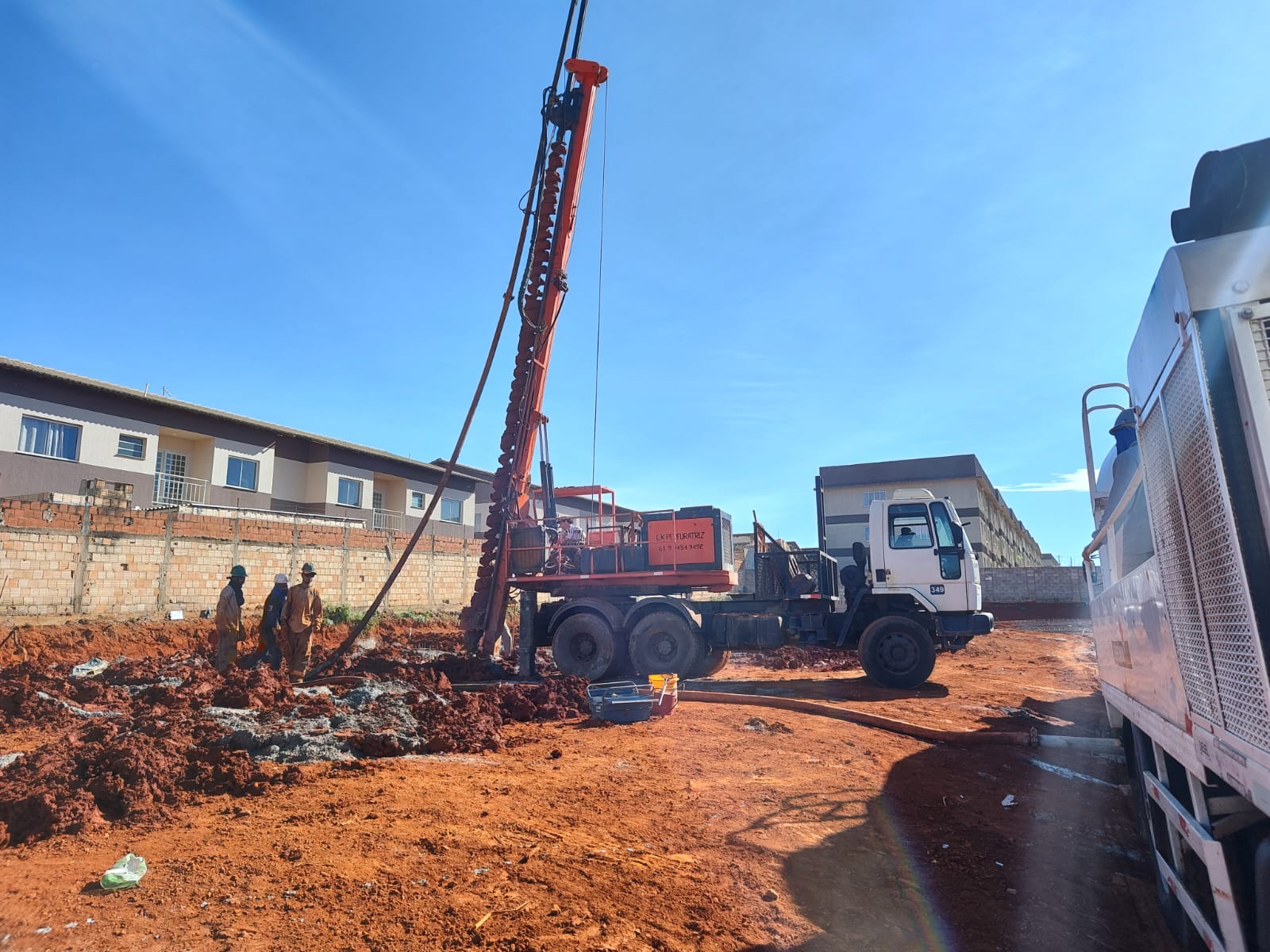 Perfuratriz sobre caminhão executando estaca em obra residencial