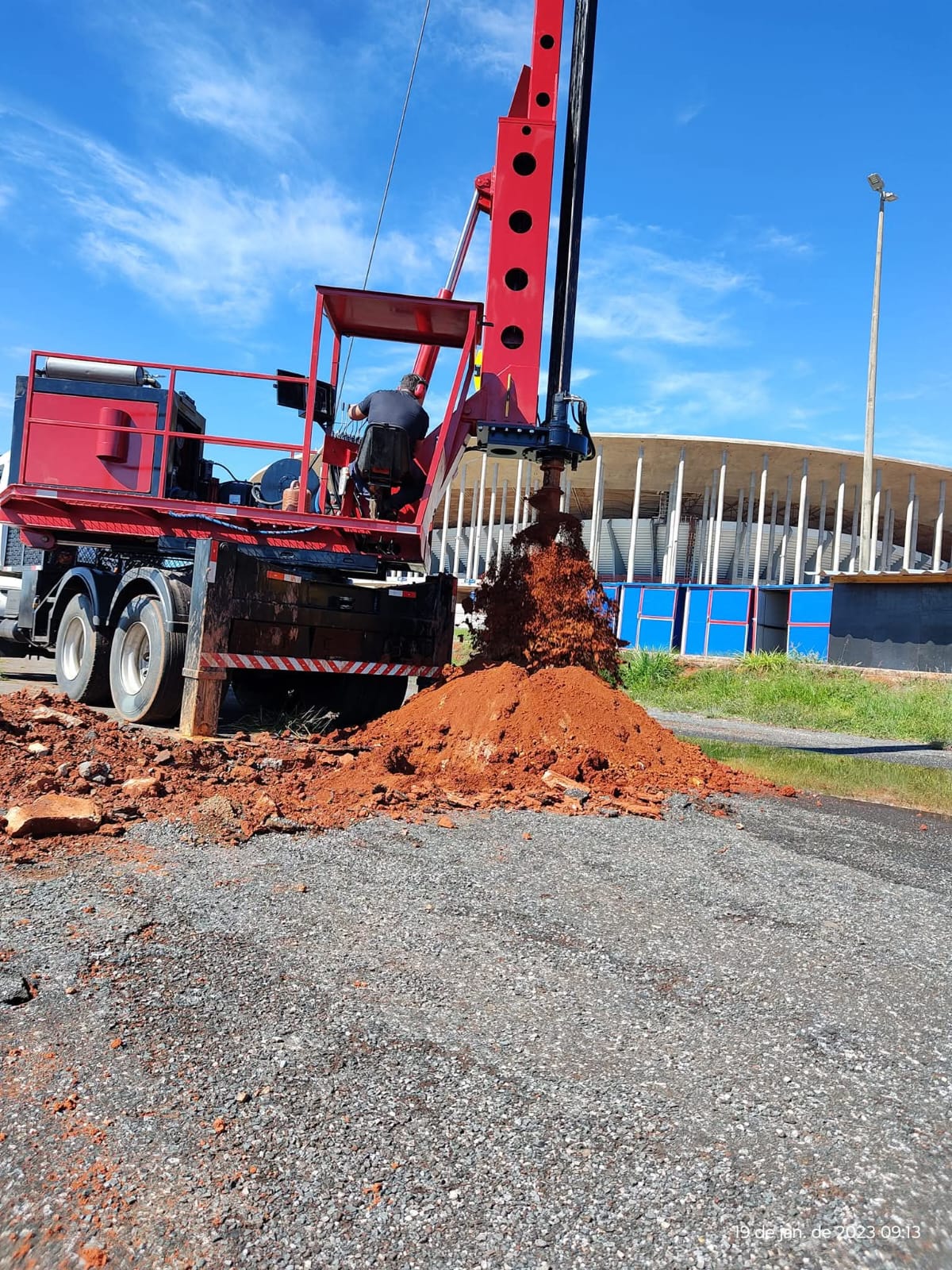Perfuratriz executando estaca hélice contínua em Brasília